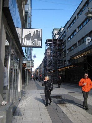 Viena no ielām, kura piesaista visvairāk tūristu, ir Drottninggatan - iela, pa kuru savulaik augstmaņi devas tieši uz Karaļa pili Viena no ielām, kura piesaista visvairāk tūristu, ir Drottninggatan - iela, pa kuru savulaik augstmaņi devas tieši uz Karaļa pili 21384