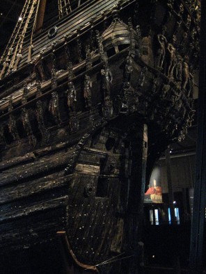 1628. gada 10. augustā liels skaits karalistes karakuģu atstāja Stokholmas ostu un devās ceļā. Vislielākais bija nesen uzbūvētais kuģis Vasa 1628. gada 10. augustā liels skaits karalistes karakuģu atstāja Stokholmas ostu un devās ceļā. Vislielākais bija nesen uzbūvētais kuģis Vasa 21441