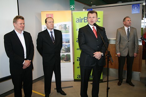 Svinīgā airBaltic reisa Rīga-Ventspils atklāšanā Ventspils lidostā (no kreisās) Bertolts Fliks (airBaltic), Aleksandrs Vešņakovs (Krievijas vēstnieks Svinīgā airBaltic reisa Rīga-Ventspils atklāšanā Ventspils lidostā (no kreisās) Bertolts Fliks (airBaltic), Aleksandrs Vešņakovs (Krievijas vēstnieks 21687