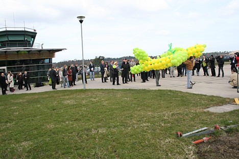 Līdz jūnija sākumam Ventspils lidostas darbību nodrošinās Rīgas lidostas personāls. Tajā pasažierus apkalpos trīs aviācijas drošības inspektori, kuri Līdz jūnija sākumam Ventspils lidostas darbību nodrošinās Rīgas lidostas personāls. Tajā pasažierus apkalpos trīs aviācijas drošības inspektori, kuri 21688
