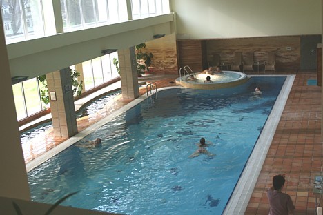 Spa centrā atrodas arī baseinu komplekss. Viesiem tiek piedāvāti minerālūdeņa baseins, attīrīšanās vannas, akmens taciņas pēdu terapijas Spa centrā atrodas arī baseinu komplekss. Viesiem tiek piedāvāti minerālūdeņa baseins, attīrīšanās vannas, akmens taciņas pēdu terapijas 21841