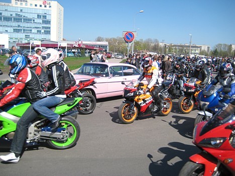 Ik viens autovadītājs tiek mudināts būt vērīgākam pret mazāk aizsargātajiem satiksmes dalībniekiem - motociklistiem, mopēdistiem, kvadraciklistiem un Ik viens autovadītājs tiek mudināts būt vērīgākam pret mazāk aizsargātajiem satiksmes dalībniekiem - motociklistiem, mopēdistiem, kvadraciklistiem un 21938
