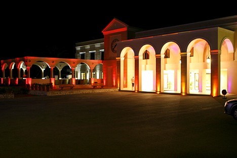 Roda Beach Hotel Recepcijas ēka naktī 22167