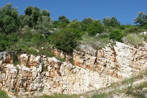 Stāvās klintis ceļa malās 22184