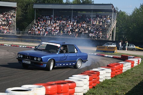 Latvijas Drifta Sēriju atklāšanas pasākums – sacensības „SABI DRIFT SHOW” 11.05 pulcēja virs 50 automašīnām. Drifts ir automašīnas vadīšana kontrolēja Latvijas Drifta Sēriju atklāšanas pasākums – sacensības „SABI DRIFT SHOW” 11.05 pulcēja virs 50 automašīnām. Drifts ir automašīnas vadīšana kontrolēja 22263