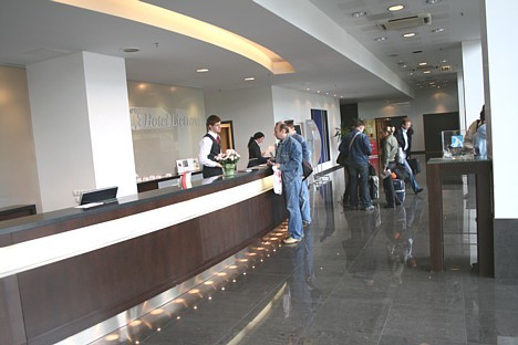 Reval Hotel Lietuva recepcija. Viesnīca piedāvā 291 numuru, kas ir lielākais numuru skaits Viļņā vienā viesnīcas kompleksā Reval Hotel Lietuva recepcija. Viesnīca piedāvā 291 numuru, kas ir lielākais numuru skaits Viļņā vienā viesnīcas kompleksā 22296