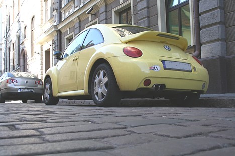 Taču arī viesmīles šajā restorānā brauc ar VW 