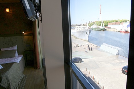 No viesnīcas loga paveras skats uz liepājas ostu, kurā bieži piestāj kugi gan no Latvijas, gan no citām Eiropas valstīm No viesnīcas loga paveras skats uz liepājas ostu, kurā bieži piestāj kugi gan no Latvijas, gan no citām Eiropas valstīm 22505