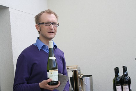 Lai uz terases nebūtu jāgarlaikojas, tad mūzikas pavadījumā tiek pasniegti dažādu valstu vīni, kurus parasti veikalā nevar iegādāties Lai uz terases nebūtu jāgarlaikojas, tad mūzikas pavadījumā tiek pasniegti dažādu valstu vīni, kurus parasti veikalā nevar iegādāties 22548