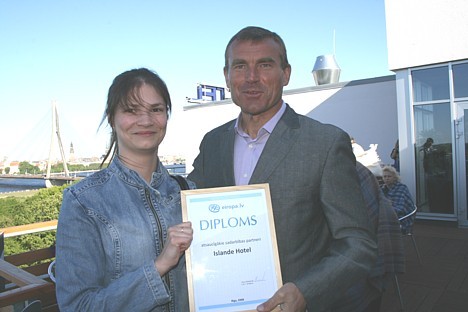 Кarina Sabirova (Travelnews.lv mārketinga vadītāja) un Jānis Naglis (Islande Hotel direktors). Travelnews.lv pasniedza viesnīcai Islande Hotel diplomu 22641