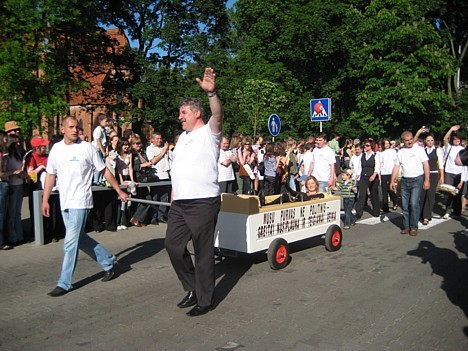Kūrorta balneoloģisko dūņu iestādes vadītājs velk vannu ar visu 