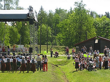 Kamēr mazie dejotāji vēl bija uz skatuves, deju kolektīvs Vizbulīte jau gatavojās savam uznācienam Kamēr mazie dejotāji vēl bija uz skatuves, deju kolektīvs Vizbulīte jau gatavojās savam uznācienam 22860