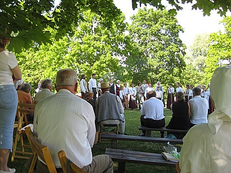 Turaidas muzejrezervātā XXIV Dziesmu svētkus ieskandināja dalībnieki no 18 Vidzemes folkloras kopām Turaidas muzejrezervātā XXIV Dziesmu svētkus ieskandināja dalībnieki no 18 Vidzemes folkloras kopām 22883