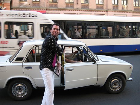 Pasākuma vadītājs Māris Grigalis uz restorānu atbrauca ar retro auto 22991