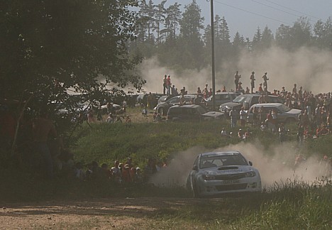 Dažs autosportists savalda automašīnu skatītāju deguna priekšā, tāpēc autorallijā galvenais izvēlēties ir drošu skatīšanās vietu Dažs autosportists savalda automašīnu skatītāju deguna priekšā, tāpēc autorallijā galvenais izvēlēties ir drošu skatīšanās vietu 22999