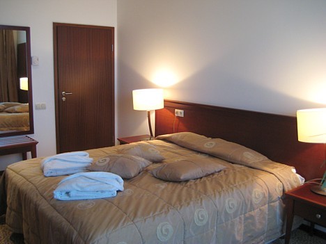 Viesiem ir pieejami arī divi apartamenta tipa numuriņi. Šajos numuriņos ir kamīns, pie kura var pasēdēt un atpūsties vakarā, liela vanna, kā arī plaša Viesiem ir pieejami arī divi apartamenta tipa numuriņi. Šajos numuriņos ir kamīns, pie kura var pasēdēt un atpūsties vakarā, liela vanna, kā arī plaša 23108