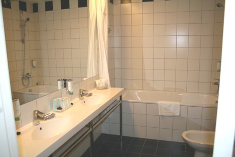 Numura WC un vannas telpa ir plaša un labi apgaismota 23178
