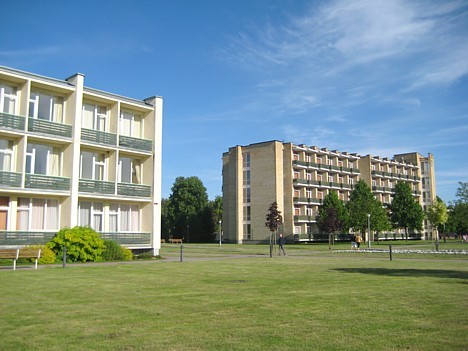Sanatorijas teritorija ir ļoti plaša un tās ēkas ir celtas Padomju laikos 23207
