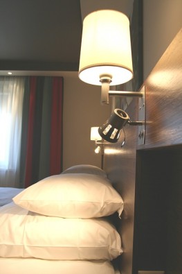 Interesants apgaismojums - stacionāra lampa un gaismas starmeša mainīga lampa, kas ļauj pielāgot gaismas plūsmu, piemēram, grāmatas lasīšanai Interesants apgaismojums - stacionāra lampa un gaismas starmeša mainīga lampa, kas ļauj pielāgot gaismas plūsmu, piemēram, grāmatas lasīšanai 23233