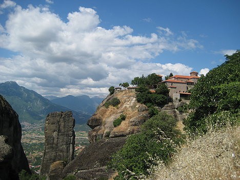 Meteora tulkojumā no grieķu valodas nozīme peldošs gaisā. Šis teiciens ir lielisks Kalambakas klosteru definējums Meteora tulkojumā no grieķu valodas nozīme peldošs gaisā. Šis teiciens ir lielisks Kalambakas klosteru definējums 23524