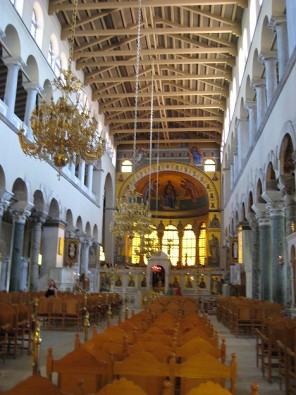 Atšķirībā no pārējām pareizticīgajām baznīcām, Sv. Demetra bazilikā ir iekārtotas sēdvietas. Grieķi uzskata, ka labāk ir sēžot domāt par Dievu, nekā s Atšķirībā no pārējām pareizticīgajām baznīcām, Sv. Demetra bazilikā ir iekārtotas sēdvietas. Grieķi uzskata, ka labāk ir sēžot domāt par Dievu, nekā s 23553
