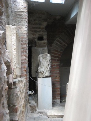 Maķedonijas valdnieku statuja. Statuja ir bez galvas. Viduslaikos Maķedonijas valdnieki mainījās tik ātri, ka ekonomijas nolūkos, tikai izveidota vien Maķedonijas valdnieku statuja. Statuja ir bez galvas. Viduslaikos Maķedonijas valdnieki mainījās tik ātri, ka ekonomijas nolūkos, tikai izveidota vien 23566