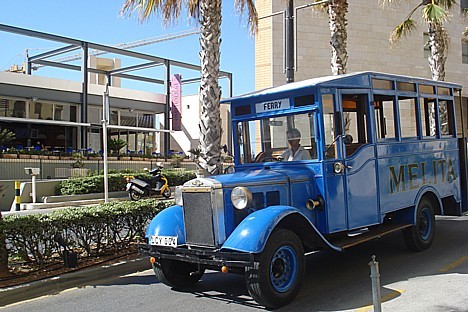 Lai tūristi varētu ērtāk pārvietos pa salu šeit patstāvīgi kursē gan valsts sabiedriskais transports, gan arī dažādi speciāli tūristu autobusiņi, kas Lai tūristi varētu ērtāk pārvietos pa salu šeit patstāvīgi kursē gan valsts sabiedriskais transports, gan arī dažādi speciāli tūristu autobusiņi, kas 23617