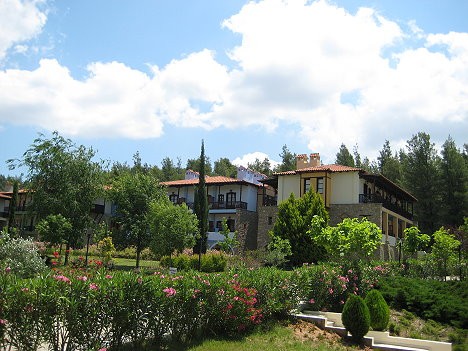 Viesnīcas teritorijā ir 2 restorāni, a la carte restorāns, taverna, bārs, bārs pie baseina un pludmalē, 10 konferenču zāles, ārsta pakalpojumi, veļas Viesnīcas teritorijā ir 2 restorāni, a la carte restorāns, taverna, bārs, bārs pie baseina un pludmalē, 10 konferenču zāles, ārsta pakalpojumi, veļas 23753