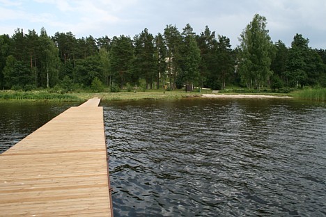Piestātni var pamanīt jau pa labu gabalu – pēc baltā karoga. Sīkāka informācija: www.baltvilla.lv Piestātni var pamanīt jau pa labu gabalu – pēc baltā karoga. Sīkāka informācija: www.baltvilla.lv 23768