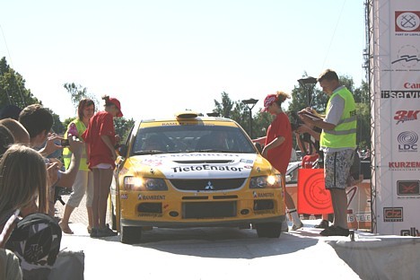 Rallija piloti un stūrmani apraksta divu meiteņu kreklus izsolei 23947