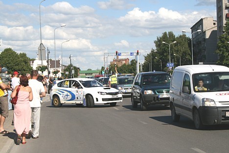 Policija aptur satiksmi, lai autorallija automašīnas var tikt uz ielas un dotos uz sacensību vietu Policija aptur satiksmi, lai autorallija automašīnas var tikt uz ielas un dotos uz sacensību vietu 23953