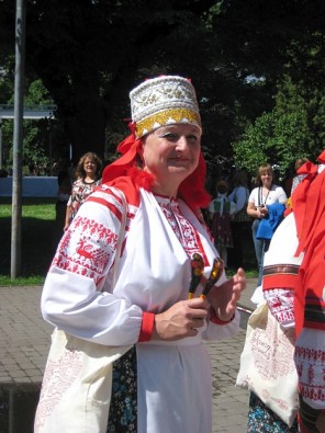 Dziesmu daudzvalodība, folkloras neparastums un tērpu daudzveidība... 24657