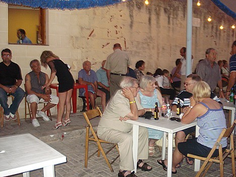 Cilvēki šeit ir ļoti atsaucīgi un laipni! Ja ir vēlme ir iespējams ieiet kādā mājā un paskatīties kā dzīvo maltieši!Fiestas laikā katram ir atvērtas m 25168