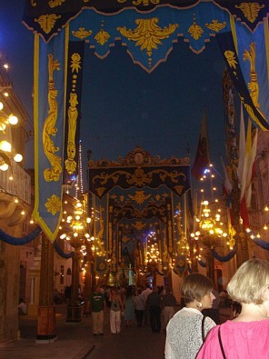 Gatavošanās Fiestai norit visu gadu! Šis pasākums tiek organizēts par pašu iedzīvotāju savāktiem naudas līdzekļiem 25170