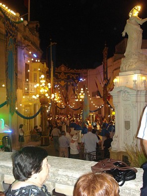 Fiestas noslēgumā Marijas statuja tiek ienesta baznīcā ar grandiozu gājienu apkārt ciematam 25176