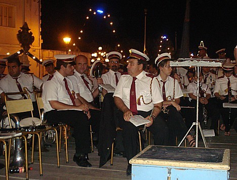 Vietējie iedzīvotāji visu gadu plāno arī mūzikas programmu, mācās dziesmas! Šie cilvēki Fiestas laikā bezmaksas spēlē dažādas dziesmas 25177