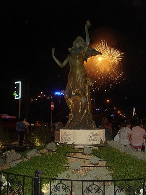 Fiestas noslēgumā notiek uguņošana, kas ilgst veselu pusstundu!Uguņošanai naudu savāc paši ciematiņa iedzīvotāji. Nav noteikts cik jāziedo, katrs dod  25183
