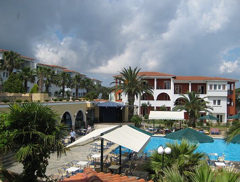 Aristoteles Beach ir 2–3 stāvu ēku komplekss, kas tika atjaunots 2003. gadā. Tagad viesnīcā ir 200 numuri Aristoteles Beach ir 2–3 stāvu ēku komplekss, kas tika atjaunots 2003. gadā. Tagad viesnīcā ir 200 numuri 25209
