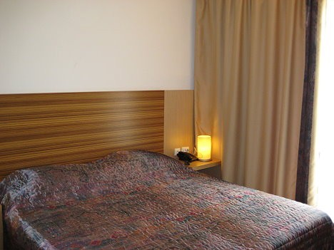 74 bungalo tipa numuri. Visos numuros ir vanna vai duša (fēns), tualete, televizors, telefons, gaisa kondicionieris, ledusskapis, balkons vai terase. 74 bungalo tipa numuri. Visos numuros ir vanna vai duša (fēns), tualete, televizors, telefons, gaisa kondicionieris, ledusskapis, balkons vai terase. 25234