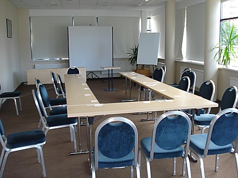 Viesnīcā ir divis konferenču zāles. Vienā zālē iespējams sarīkot pasākumu 50 cilvēkiem, otrā līdz 80 cilvēkiem Viesnīcā ir divis konferenču zāles. Vienā zālē iespējams sarīkot pasākumu 50 cilvēkiem, otrā līdz 80 cilvēkiem 25360