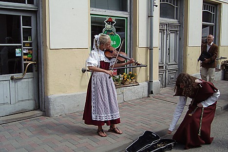Tiek veidoti oriģināli, netradicionāli, atraktīvi pasākumi un īpaši šīm dienām veidotas koncertizrādes Tiek veidoti oriģināli, netradicionāli, atraktīvi pasākumi un īpaši šīm dienām veidotas koncertizrādes 25463
