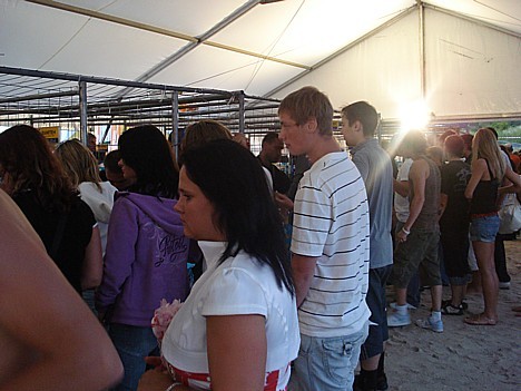 Lai tiktu festivāla teritorijā bija jāstāv garās rindās 25700