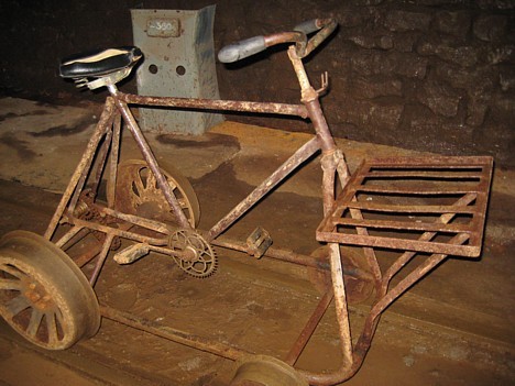 Spridzinātāju velosipēds, ko izdomajuši šahtā strādājošie vīrieši pēc tam, kad šis darbs pārgāja viņu pārziņā (iepriekš to darīja sievietes) Spridzinātāju velosipēds, ko izdomajuši šahtā strādājošie vīrieši pēc tam, kad šis darbs pārgāja viņu pārziņā (iepriekš to darīja sievietes) 25732