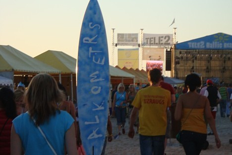 Festivāla vārti apmeklētājiem tika atvērti jau 17.00 un koncerti var sākties... 25763