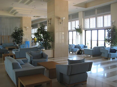 Viesnīca pieder Sani Resort viesnīcu ķēdei. Atvērta 2005. gadā. Oriģinālas arhitektūras viesnīca, 297 numuri Viesnīca pieder Sani Resort viesnīcu ķēdei. Atvērta 2005. gadā. Oriģinālas arhitektūras viesnīca, 297 numuri 25911