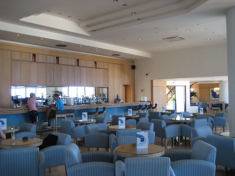 Viesnīcas teritorijā atrodas 4 restorāni, vairāki bāri, nakts klubs, konferenču zāle, kinozāle, TV istaba, veikali, valūtas maiņa, veļas mazgātava, ār 25913