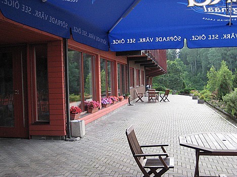 Viesnīcai ir arī plaša terase, uz kuras var arī grilēt 25968