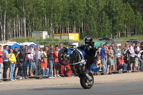 Motociklistu priekšnesumi, kuru laikā tie uz pakaļējā riteņa nobrauc visu 200 metru garo trasi līdz 4 ātrumam Motociklistu priekšnesumi, kuru laikā tie uz pakaļējā riteņa nobrauc visu 200 metru garo trasi līdz 4 ātrumam 26050