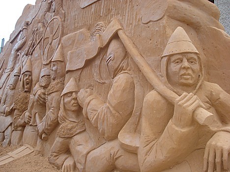 Monumentālās skulptūras augstums būs gandrīz seši metri, bet platums ap 16 metriem 26242