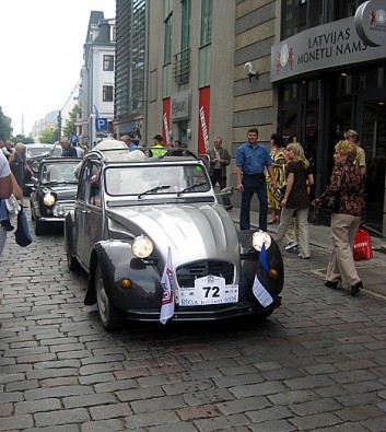 Vecrīgā tikmēr norisinājās Retro mašīnu parāde. Tās devās parādes izbraucienā no Rīgas Motormuzeja uz Vecrīgu Vecrīgā tikmēr norisinājās Retro mašīnu parāde. Tās devās parādes izbraucienā no Rīgas Motormuzeja uz Vecrīgu 26548